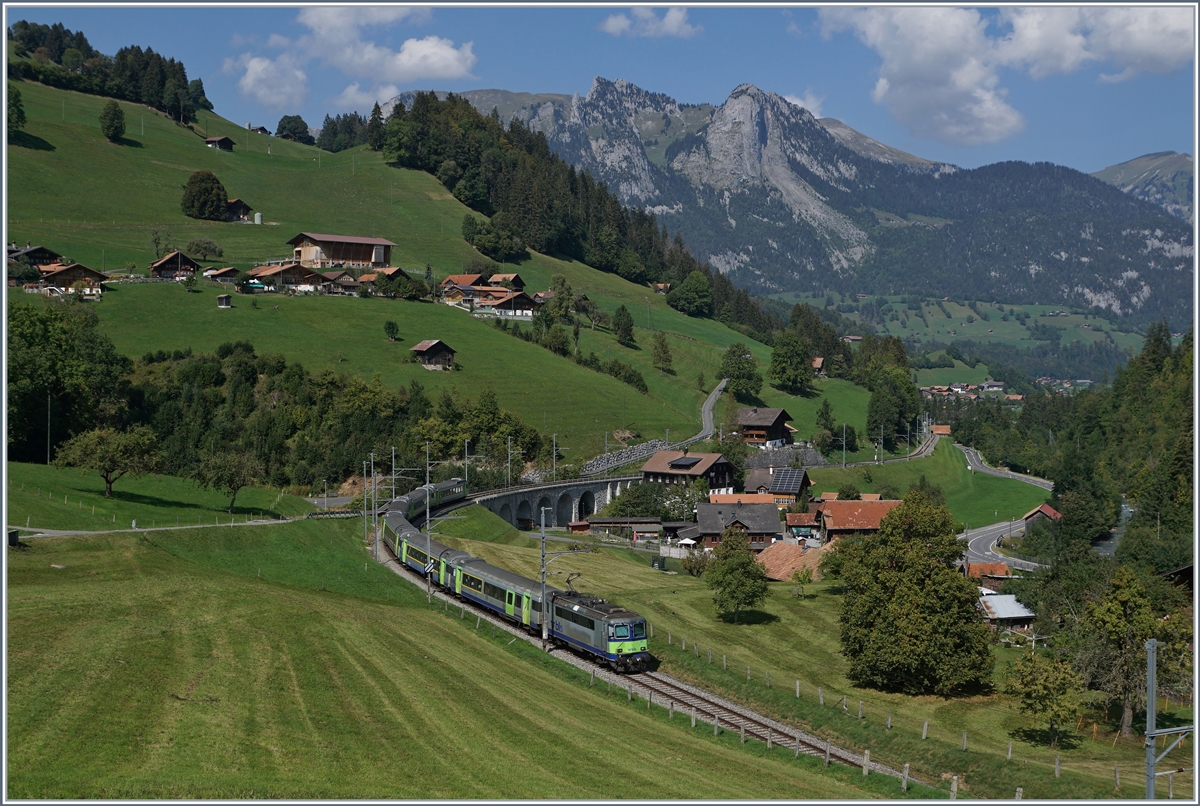 Eine BLS Re 4/4 II mit einem RE Interlaken Ost - Zweisimmen bei Garstatt. 

18. Sept. 2020