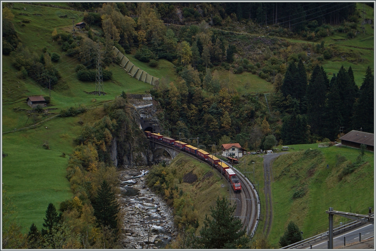 Eine DB 185 schiebt bei Wassen den  Winner-Zug  nach.
10.10.2014
