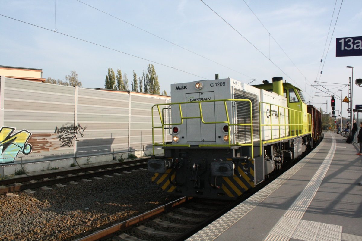 Eine MaK G1206 von Captrain mit 2 G�terwagen bei der durchfahrt am Gleis 13a im Bahnhof Halle/Saale Hbf am 24.10.19