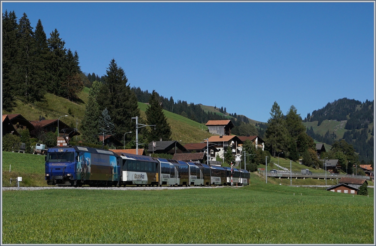 Eine MOB Ge 4/4 (Serie 8000) mit ihrem Panoramic Express zwischen Saanenmöser und Schönried.
30. Sept. 2016