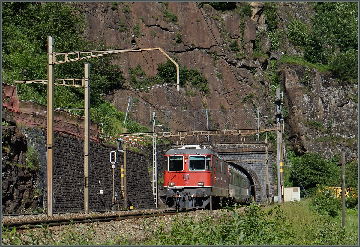 Eine Re 4/4 II mit einem Gotthard IR zwischen Rodi Fiesso und Faido. 
24. Juni 2015