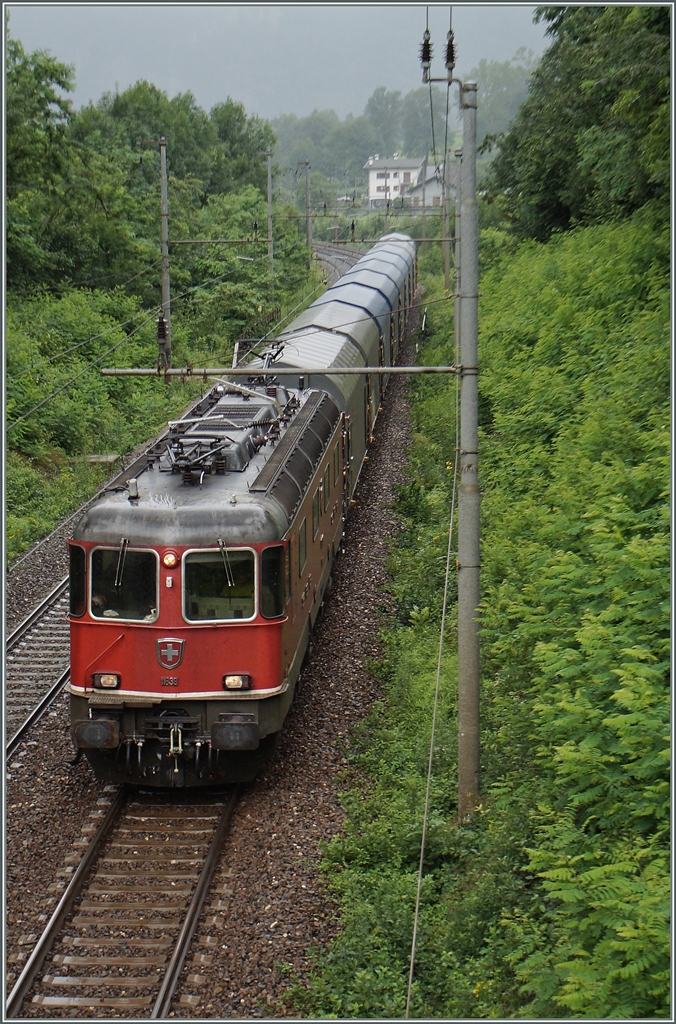 Eine Re 4/4 II mit einem Güterzug bei Varzo. 
2. Juli 2014 