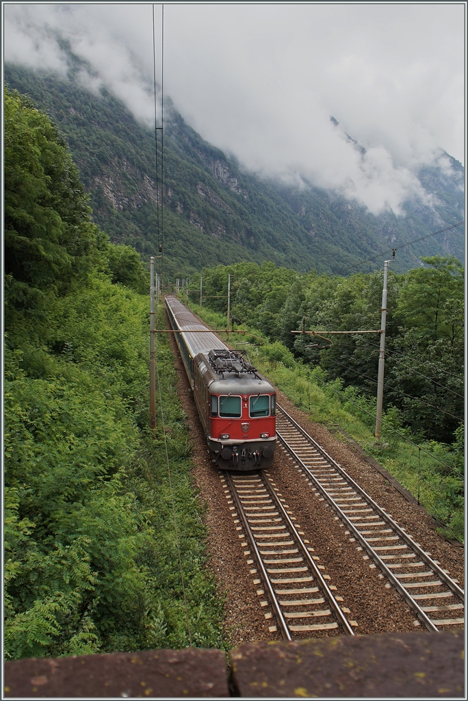Eine RE 4/4 II schiebt ihren IR bei Varzo Richtung Domodossola.
2. Juli 2014