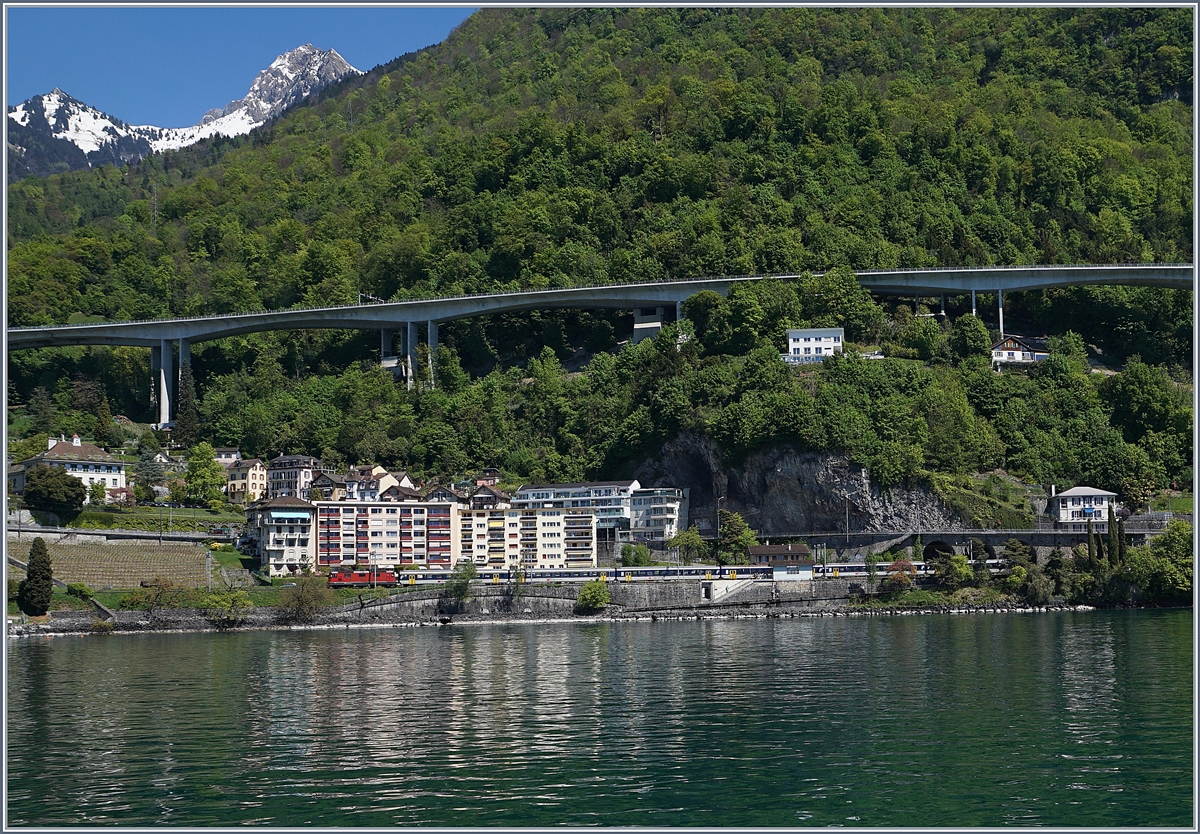 Eine SBB Re 4/4 II mit einem Dispozug bei Veytaux.
5. Mai 2017