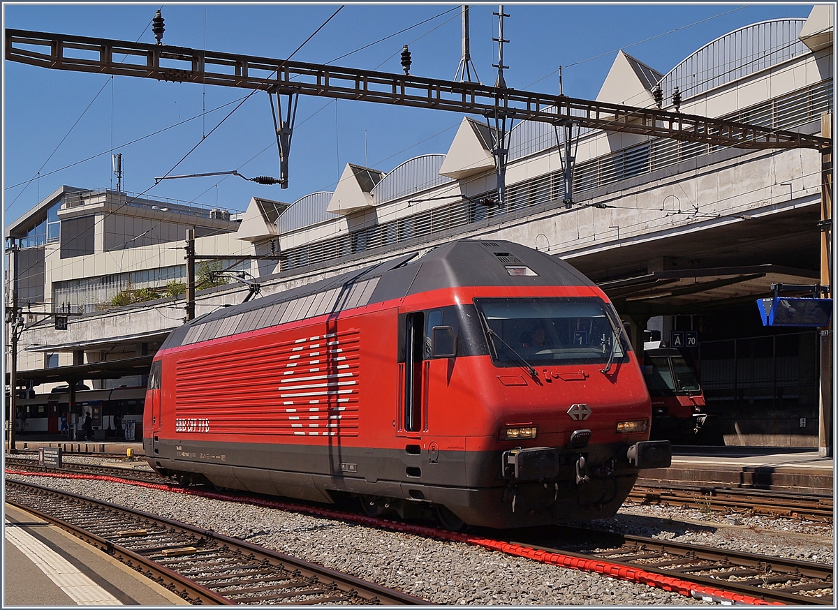 Eine SBB Re 460 in Lausanne in an und für sich keine Seltenheit, eine hier rangierende hingegen ist aber doch nicht so häufig zu beobachten: die SBB Re 460 114-2  Circus KNIE  (UIC 91 85 4 4460 114-2 CH-SBB) auf Rangierfahrt in Lausanne.

1. Juni 2020
