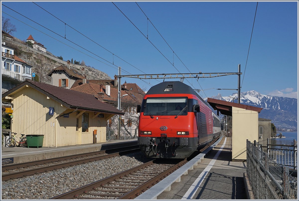 Eine SBB Re 460 mit einem IR nach Genève Aéroport in St-Saphorin. 

24. März 2018