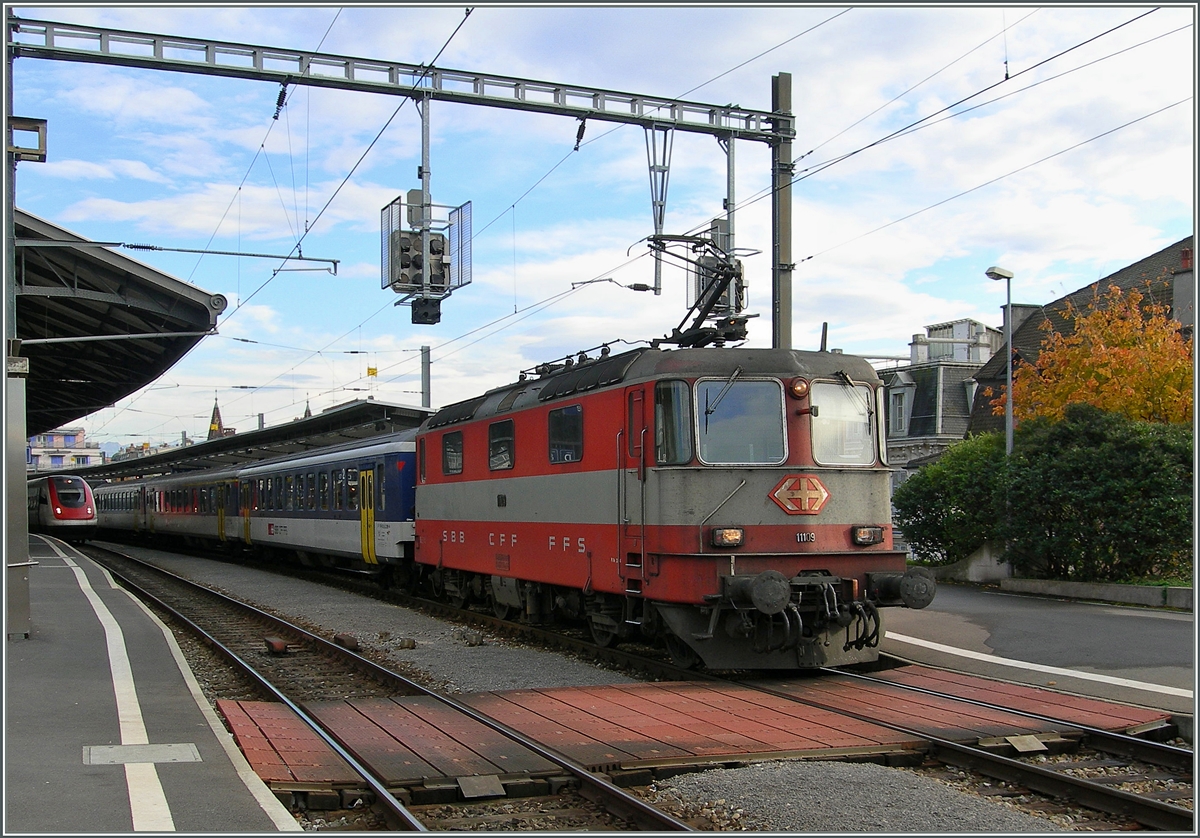 Eine Swiss-Express Re 4/4 II mit eienem RE in Lausanne.
16. Nov. 2006