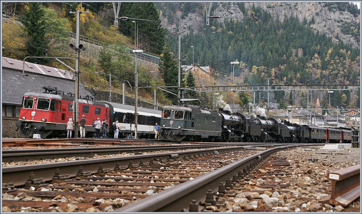 Für die Fahrt durch den gut 15 km langen Gotthard Tunnel wird den  Elefanten  eine Vorspannlok mitgegeben. Zufälligerweise zeigt sich auch noch eine rote Re 4/4 mit dem Gotthard Weekender in Göschenen. 
21. Okt. 2017