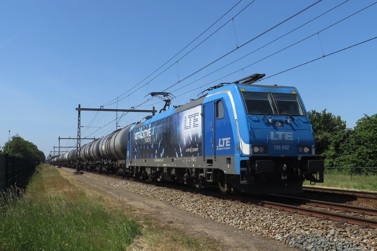 Hin-und-her Teil 1: Am 1 Juni 2023 schleppt LTE 186 942 ein Kesselwagenzug durch Alverna nach Nijmegen. Dort wird der Lok abgekuppelt und solo zur�ck nach Oss fahren um ein Leerzug zu schleppen. 