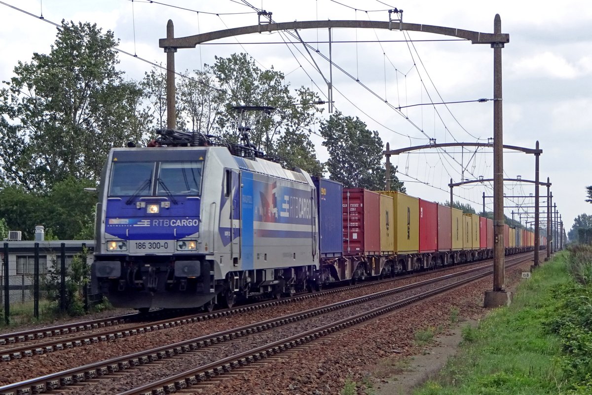Hinfahrt nach Kijfhoek f�r RTB 186 300 mit der Blerick-Shuttle am 16 Augustus 2019, hier bei der Passage von Hulten.