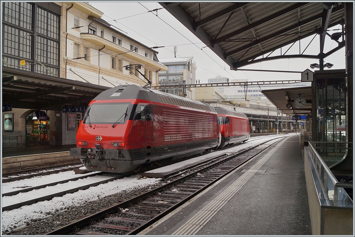 In der Regel werden Lokzüge vermieden und die entsprechenden Fahrzeuge planmässigen Zügen mitgegeben. Heute unterstrichen zwei Re 460 die Ausnahme der Regel und verkehrten als Lokzug 36955 von Genève nach Brig. Das Bild zeigt die beiden Re 460 070-6 und 045-8 beim Halt in Lausanne. Zur Vollständigkeit hier noch die UIC Nummern der beiden Re 460: 91 85 4 070-6 CH-SBB und 9185 4 460 045-8 CH-SBB).

17. Januar 2021