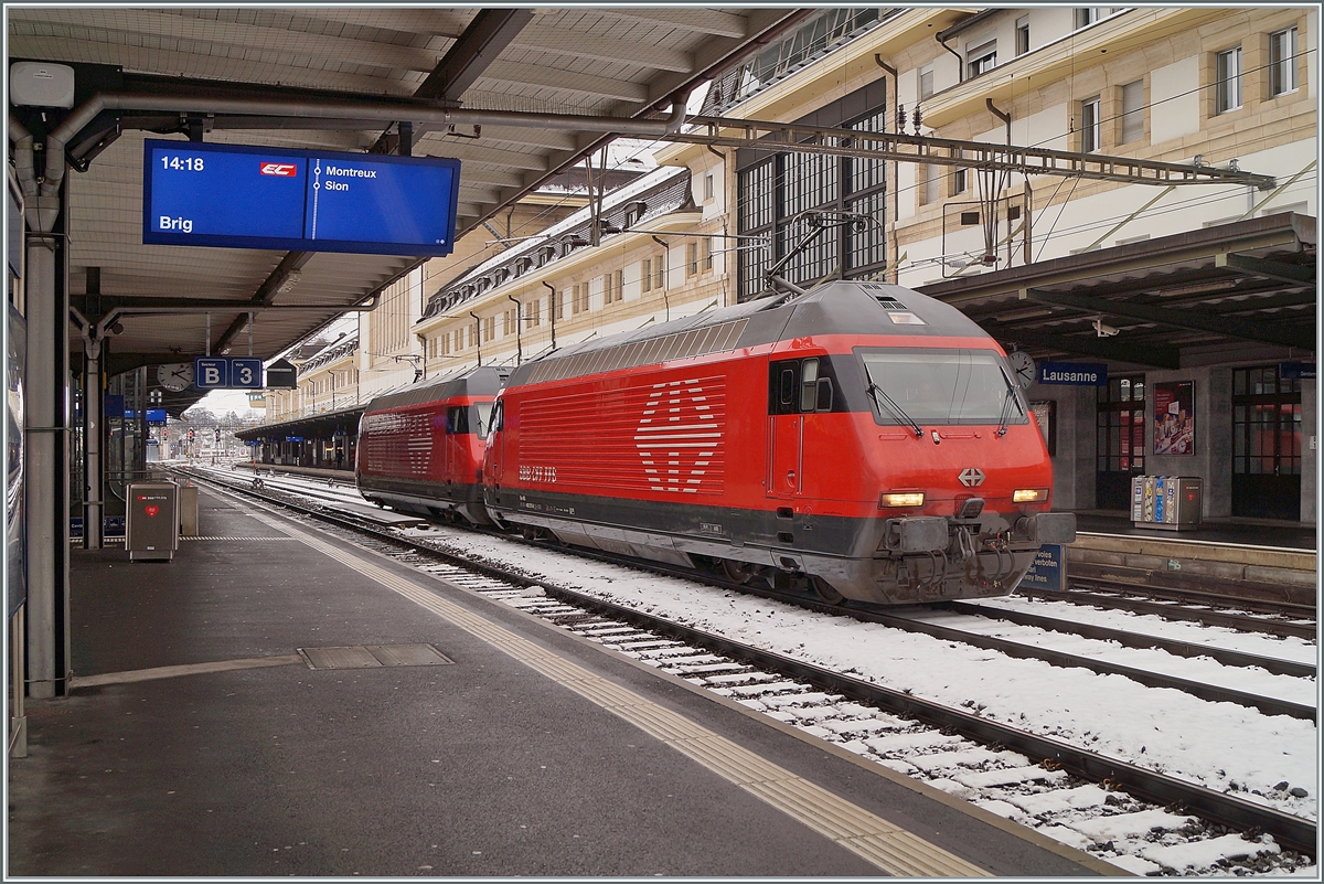 In der Regel werden Lokzüge vermieden und die entsprechenden Fahrzeuge planmässigen Zügen mitgegeben. Heute unterstrichen zwei Re 460 die Ausnahme der Regel und verkehrten als Lokzug 36955 von Genève nach Brig. Das Bild zeigt die beiden Re 460 070-6 und 045-8 beim Halt in Lausanne. Zur Vollständigkeit hier noch die UIC Nummern der beiden Re 460: 91 85 4 070-6 CH-SBB und 9185 4 460 045-8 CH-SBB).

17. Januar 2021