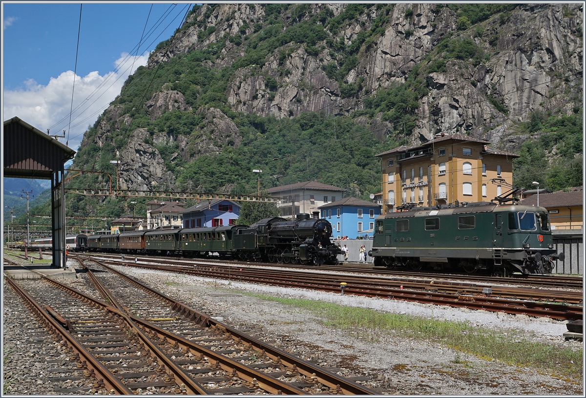 Infolge ETCS Betrieb muss in Bodio dem Dampfzug nach Bellinzona eine ETCS komforme Lok vorgespannt werden. Immerhin verleiht die letzte grüne SBB Re 4/4 II 11161 der Szenerie noch einen Hauch Nostalgie. 

28. Juli 2016