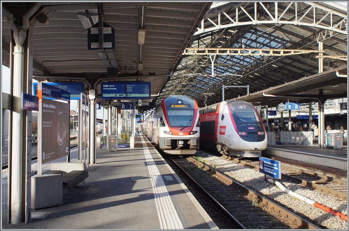 Lausanne mit zwei Z�gen nach Frankreich: Der SBB RABe 511 030 ist als RE 33 auf der Fahrt nach Annemasse und der TGV Lyria nach Paris. Zwar ist die Grenze von hier nur rund sechs Kilometer entfernt in der Mitte des Genfer Sees, doch doch beide Z�ge werden die Schweiz erst nach Gen�ve, gut 70 Km von hier verlassen.

7. Dez. 2023