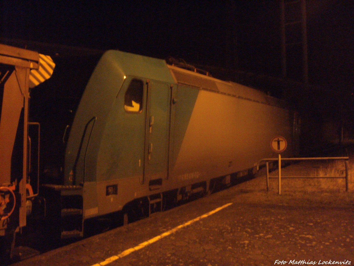 Lcon 185 616 standte Abgeb�gelt und Verlassen mit einem G�terzug im Bahnhof Stralsund R�gendamm am 7.1.14