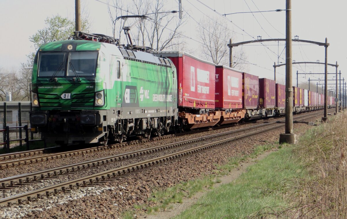 Leider ins Gegenlicht durchfahrt WLC 193 943 mit deren KLV Hulten am 5 April 2023.