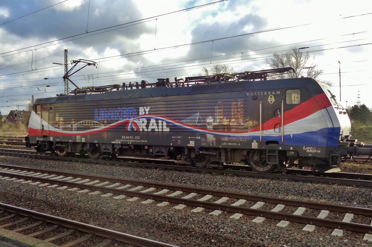 Leider ins Gegenlicht: LTE 189 212 durchfahrt am 28 Dezember 2017 Oberhausen Osterfeld Süd. Die Flaggen stammen noch aus 2013, wann ERS Railways ein KLV-Pendelzug Rotterdam Kijfhoek<=>Poznan FRanowo (der famöser Poznan-Shuttle) noch in eigener Betrieb führ bis die ERS-Pleite in April 2016. LTE übernam u.A. dieser Leistung und die  Poznanloks  189 212 und 213.  