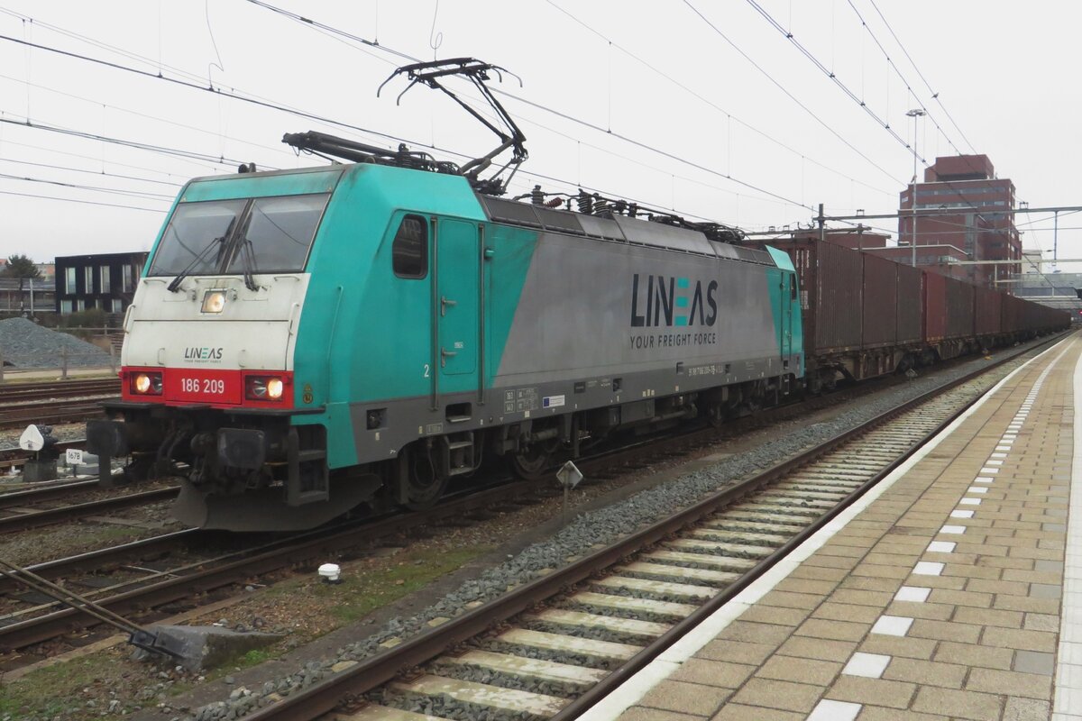 Lineas 186 209 -mit harminiierende Farben zwischen der Firmenlogo und die Alpha Trains Farben- steht am 17 Februar 2023 mit der Volvo-Zug in Amersfoort.