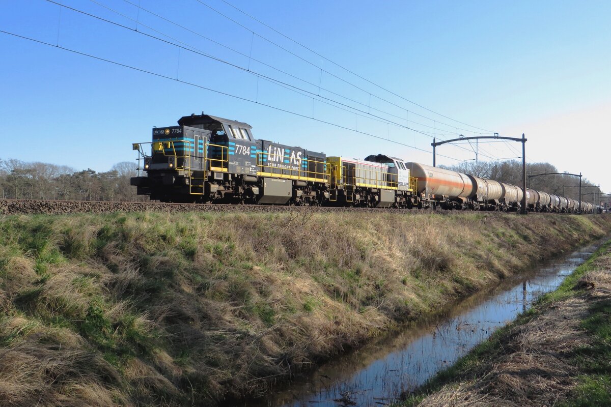 Lineas 7784 zieht ein Kesselwagenzug durch Tilburg Oude Warande am 8 M�rz 2022.