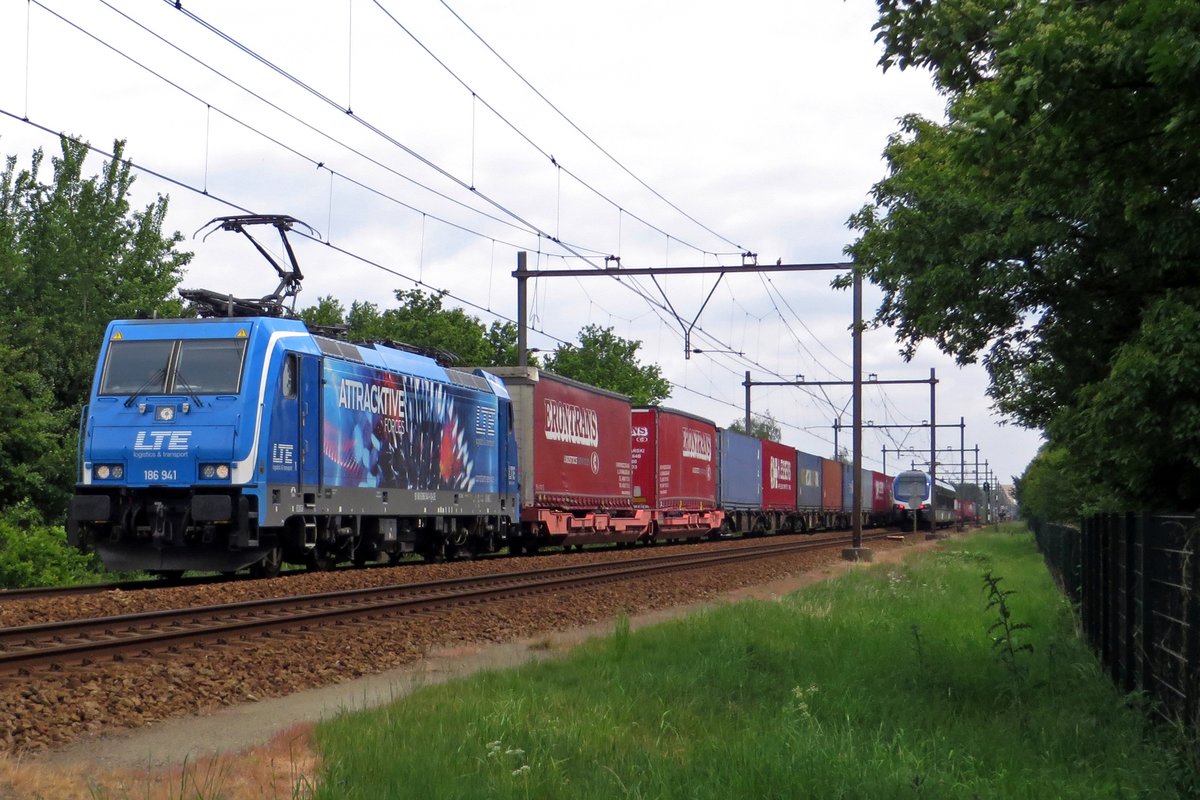 LTE 186 941, frisch beklebt, pr�sentiert sich mit der Rzepin-Shuttle am 16 Mai 2020 in Wijchen.