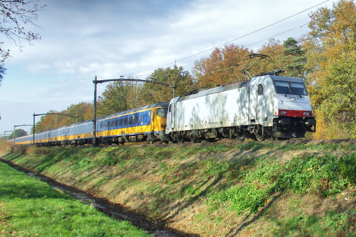 Macquirie 186 238 in NS-Dienst durchfahrt Tilburg Oude Warande am 23 November 2018. 