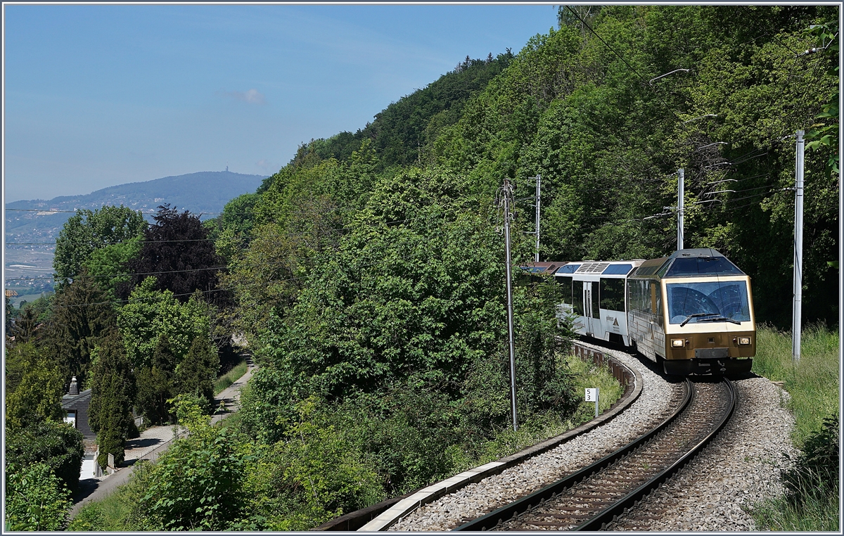 Mit dem noch in der GoldenPass Farbgebung gehalten Steuerwagen erreicht ein MOB Zug nach Zweisimmen in Kürze Sonzier. 

7. Mai 2020