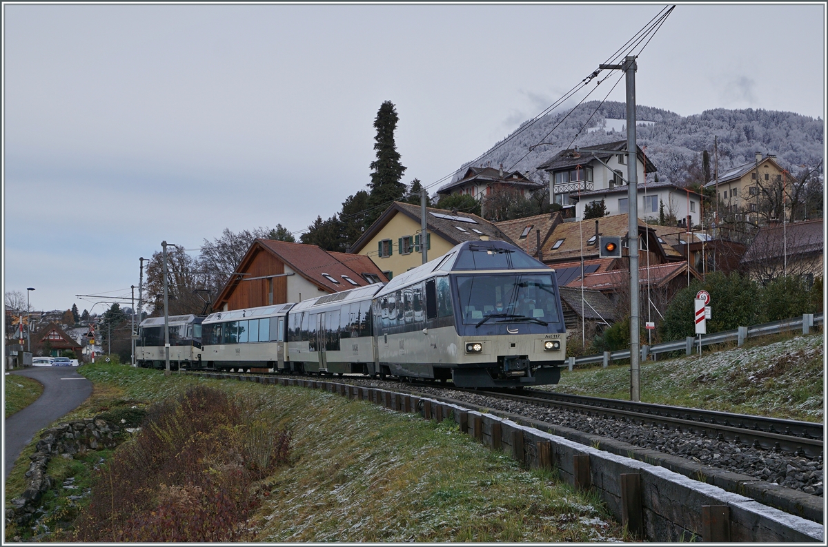 mit dem Steuerwagen Ast 117 an der Spitze ist der MOB GoldenPass Panoramic Express bei Planchamp auf dem Weg in Richtung Montreux. 

5. Dez. 2020