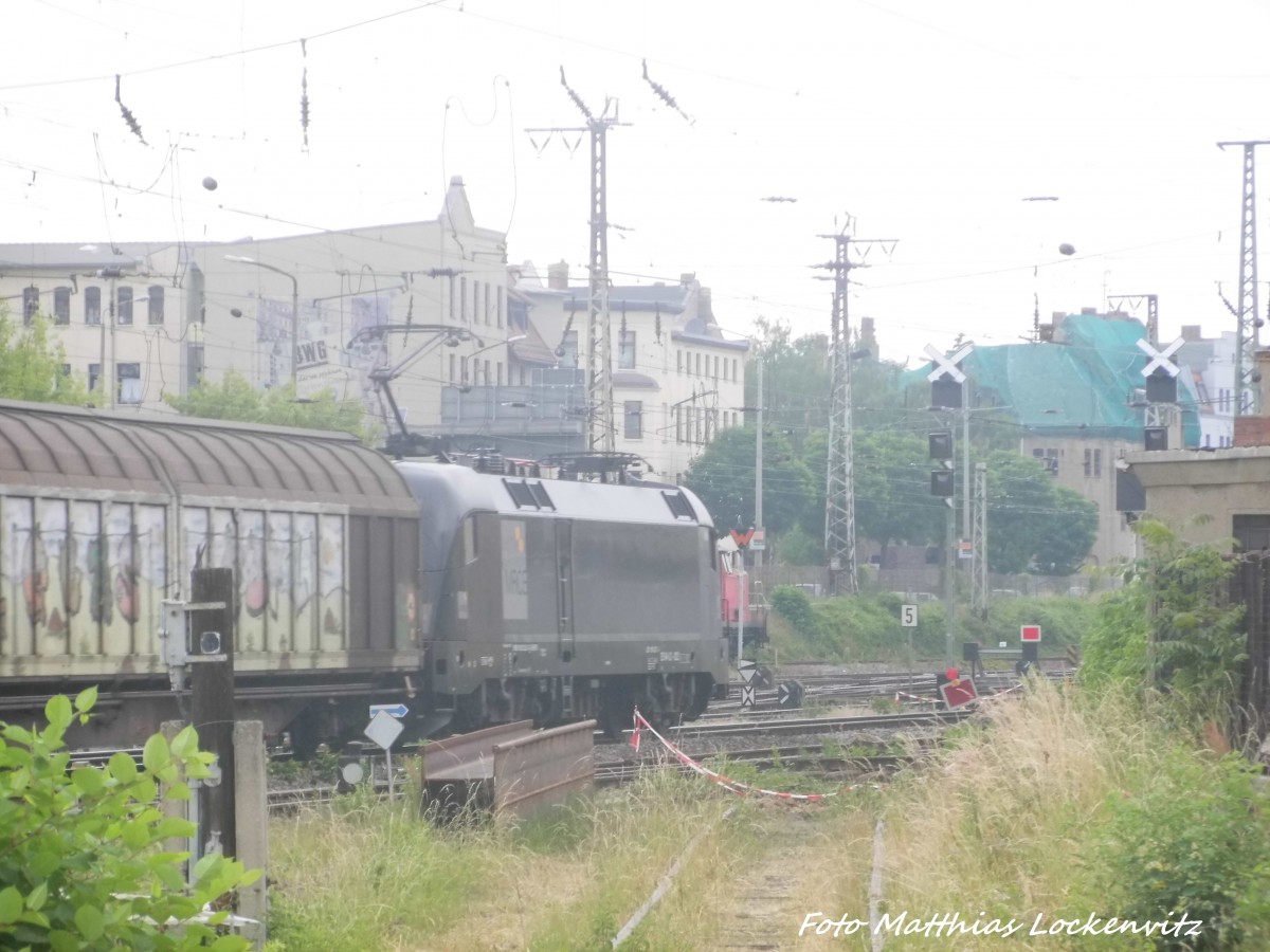 MRCE 182 522 mit einem G�terzug beim verlassen des Hallenser Hbf am 13.6.15