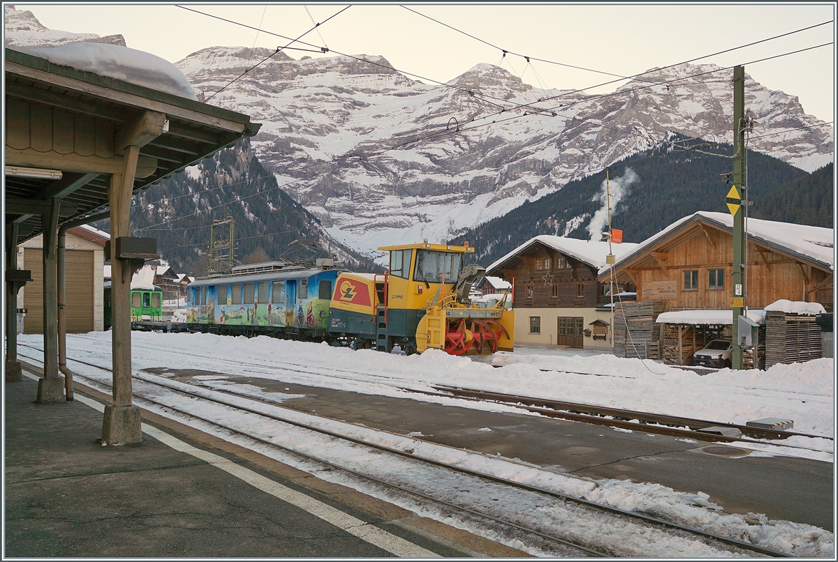 Noch immer wird die Strecke Le Sépey - Les Diablerets nur im Inselbetrieb geführt. Und da auch im Inselbetrieb Schnee geräumt werden muss, vermute ich, dass in der Not nun der ASD BDe 4/4 N° 2 (Baujahr 1913) mit der Xrot.m. 933 zu diesem Zweck zum Einsatz gelangt. 

18. Januar 2022