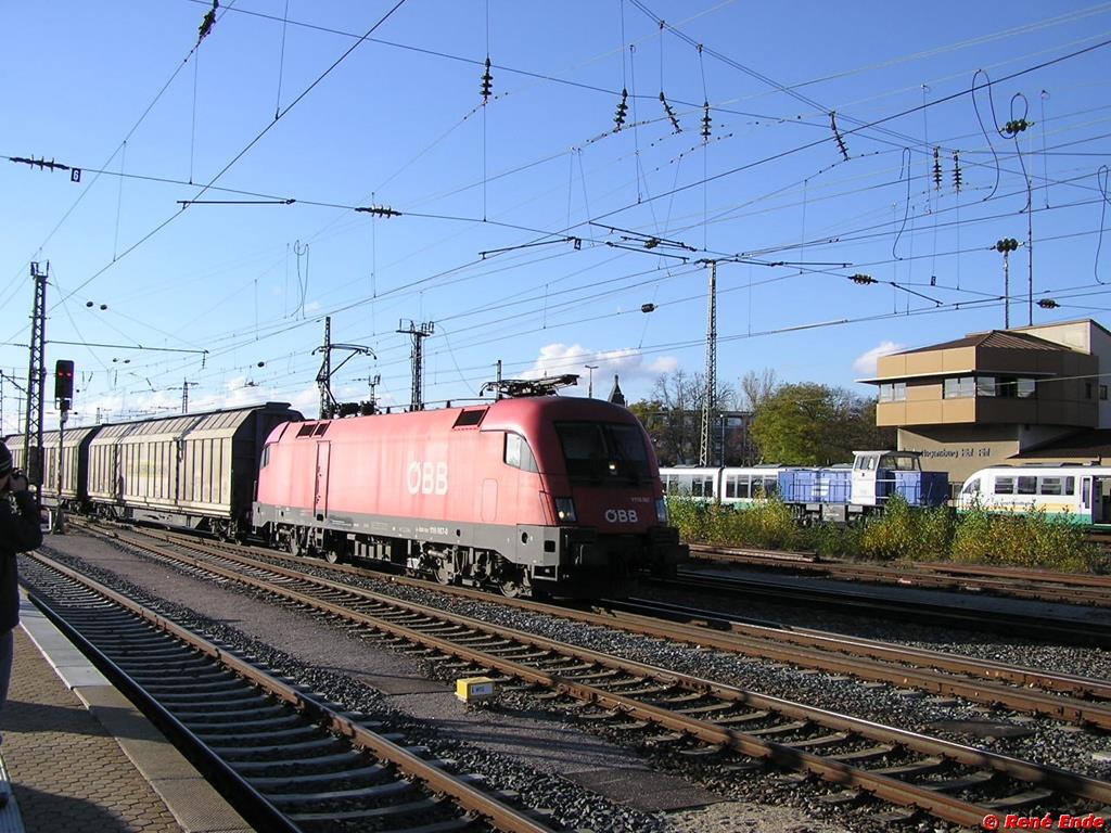 �BB Taurus mit einem gemischten G�terzug in Regensburg.