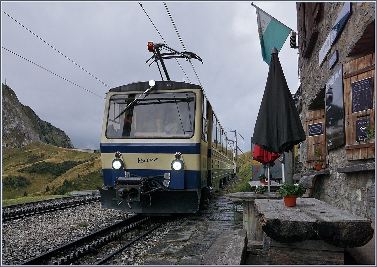 Praktisch auf dem Tisch serviert wird der Talwärts fahren Rochers de Naye Beh 4/8 301 beim Bahnhof von Jaman. 

16. Sept. 2017