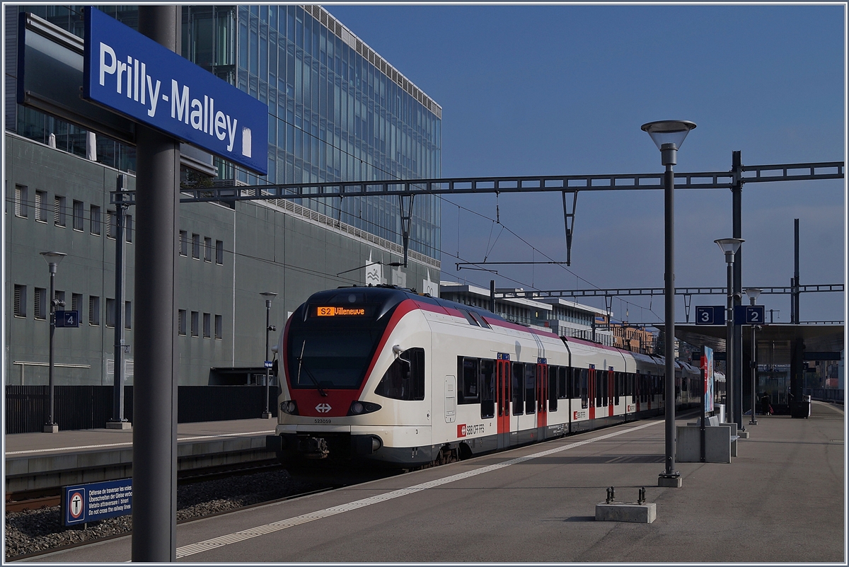 Prilly- Malley zwischen Lausanne und Renens VD: Ein moderner, neuer Bahnhof vor den Toren von Lausanne. 
Das Bild zeigt den hier haltenden RABe 523 059. 
9. Feb. 2018
