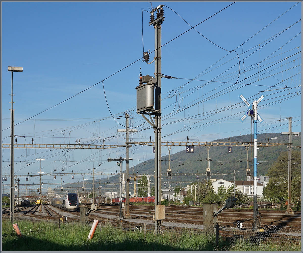 Rangierbahnhof Biel mit Semaphor Signalen (die letzten im Regel-Einsatz in der Schweiz) und dem hier z.Z. während der Nacht abgestellten TGV. 

24. April 2019