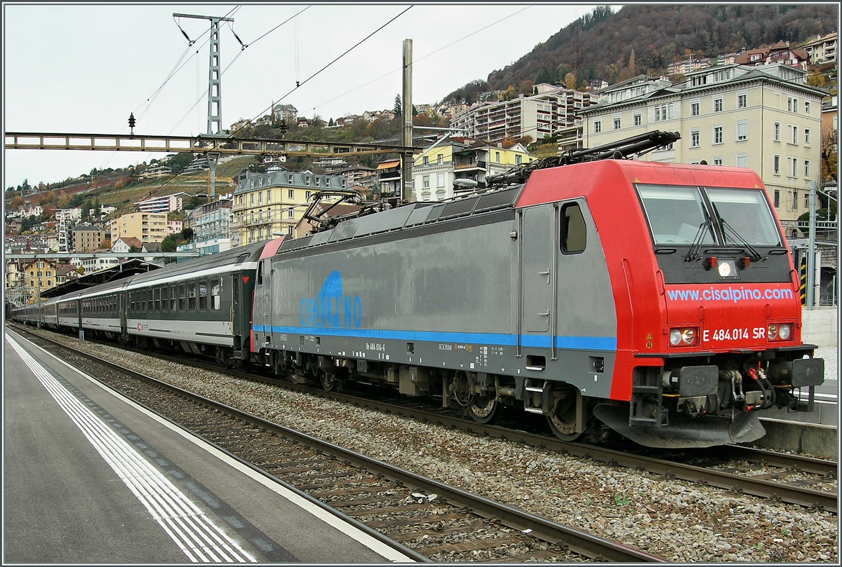 Re 484 014 mit einem CIS EC nach Milano beim Halt in Montreux. 
19. Nov. 2006