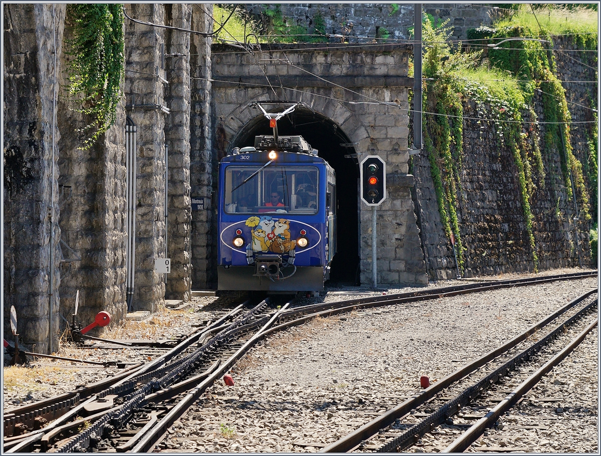 Re Rochers de Naye Bhe 4/8 302 erreicht Montreux.
7 August 2016