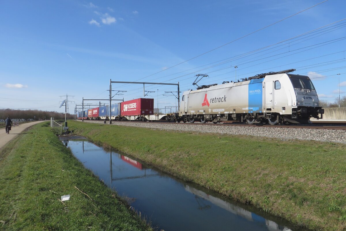 ReTrack 186 538 durchfahrt mit den Rzepin-KLV Valburg am 15 M�rz 2023.