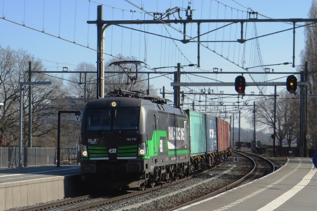 RFO 193 742 schleppt der Gekkengraaf-KLV durch Blerick am 4 M�rz 2022.