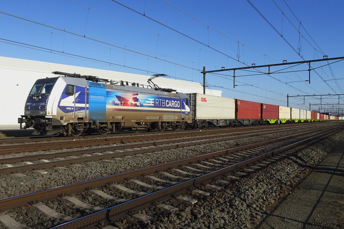 RTB 186 300 verlasst Blerick mit der Blerick-KLV nach Kijfhoek am 4 M�rz 2022.