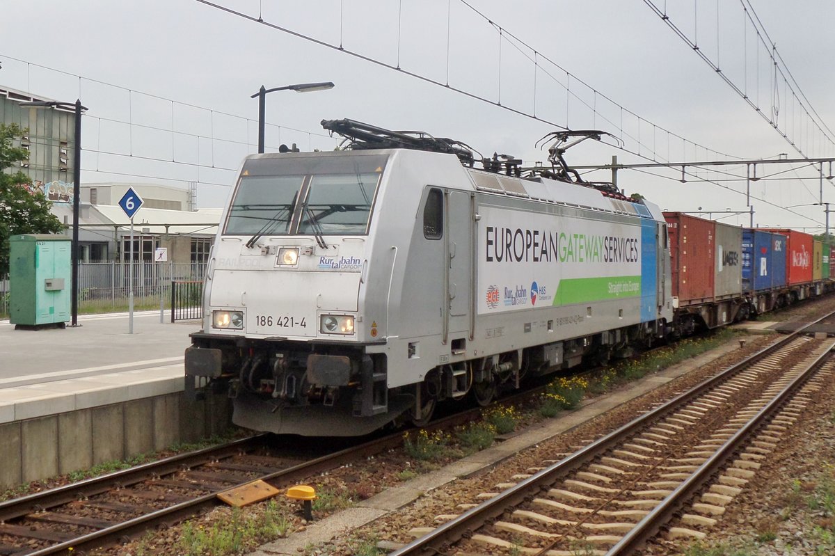 RTB 186 421 durchfahrt am 29 Juni 2016 in R�heschrittempo Tilburg.