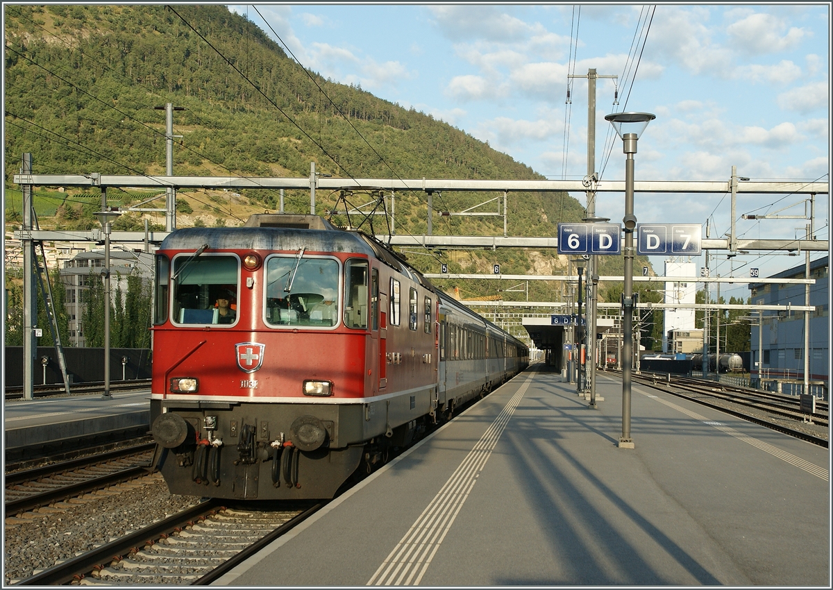 SBB Re 4/4 II 11138 mit eienn IR von Genève-Aéroport nach Brig beim Halt in Visp.
29. Aug. 2013 