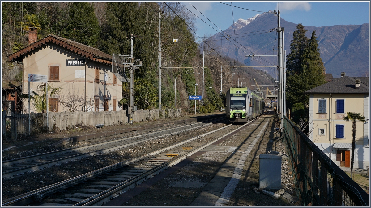 Seit Fahrplanwechsel fährt die BLS vereinzelte Reisezüge auf der Simplon Strecke, mittelfristig soll das Angebot ausgebaut werden. 
Das Bild zeigt einen  Lötschberger  bei der Ankunft in Preglia (Italien).
5. Jan. 2017