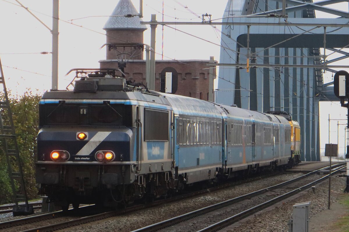 TCS 102001 -ex NS 1835-  zieht der Dinner Train am 13 November 2021 über die Waalbrücke in Nijmegen ein.