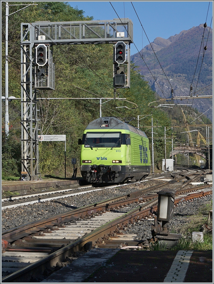 Und schon kommt sie wieder zurück: Die BLS Re 465 013 fährt als Lokfahrt durch den Bahnhof von Preglia.

31. Okt. 2024