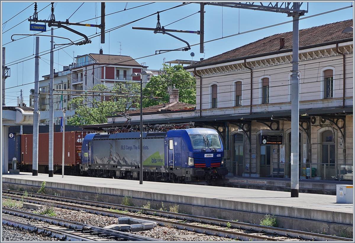 Ungeschickt gestanden, konnte ich die BLS Re 475 (UIC 91 80 6193 495-9 D-BLSC) in Gallarate nur über die Bahnsteige fotografieren.

27. April 2019
