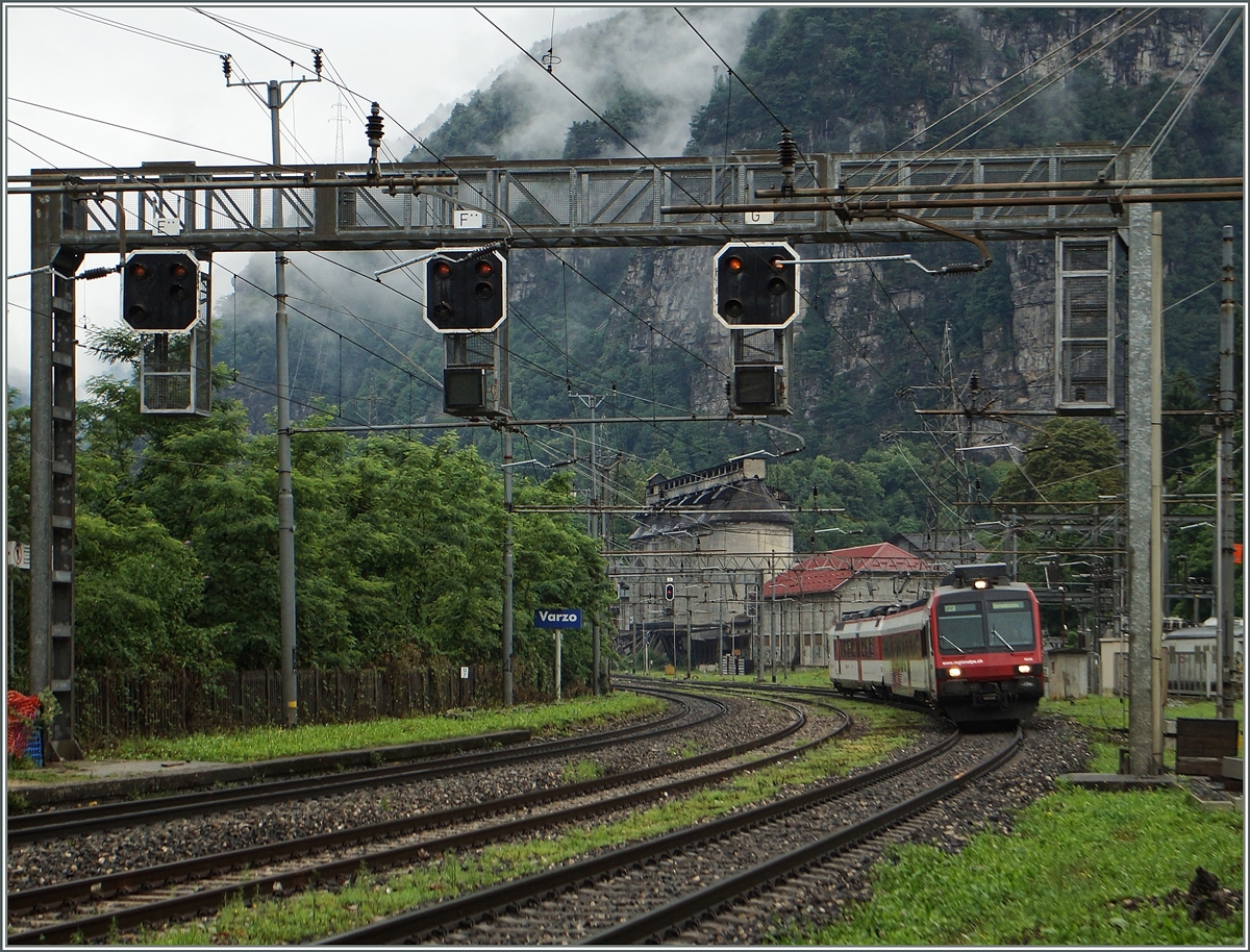 Unter der markenten Siganlbrücke von Varzo erreicht ein  Walliser Domio  den Bahnhof Varzo.
2. Juli 2014 
