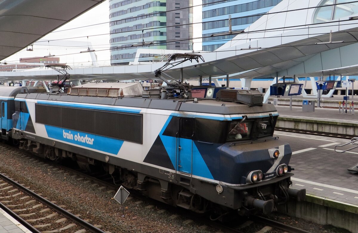 Von die Treppe in Arnhem wurde am 14 November 2021 TCS 102001 fotografiert. Die 1600er und 1800er sind identisch: der Unterschied in die Nummer werde nür gemacht weil NS Cargo (später RaiLioN und noch später DB  Schenker rail Nederland bzw DB Cargo Nederland) und NS Reizigers beide etwa die Hälfte der 58 Loks der Reihe 1600 bekamen. NS Reizigers enscheidete sich dafür deren eigene 1600er in die Reihe 1800 um zu stellen, welche Nummern später von Privaten teilweise übernommen wurden. NS Cargo/RaiLioN/DB Schenker/Cargo NL behielten die 1600-Nummern und vpn Privaten übernommene Loks behielten teilweise diese Nummern.TCS 102001 ist ein Nummersalat: als NS 1635 in 1983 in Dienst gestellt wurde sie in 2001 zu 1835 bei NS reizigers bis die Ausmüsterung der Reihe 180 bei NSR. Bentheimer Eisenbahn su chte eine NL-täuchliche Lok und bekan die 1835/BE-01. Bis 2021, dann verkaufte BE die Lok an TCS, die die Wanderer ein Neues Frabenschema gab und das Nummer 102001...
 Viel Nummerallerlei für eine Reihe Lokomotiven. 