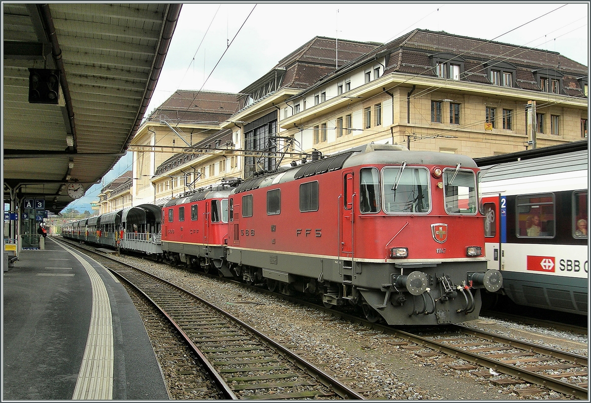 Weniger die beiden Re 4/4 II, als der Anhang sind beachtenswert: ein fabrikneuer Tunnel-Autozug (für den Simplon) in Lausanne.
4. April 2011 