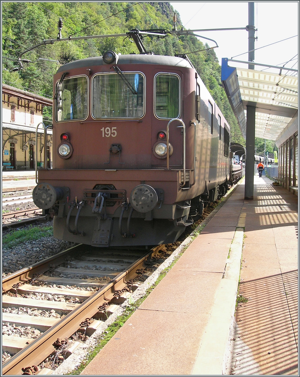 Wirklich gute Dienste leiste meine alte Digi-Knipse von 2006 in Iselle beim Fotografieren der Autotunnelzugs, da dazu das kleine Objektiv durch den Gitterrost des Absperrzauns passt. Das Bild zeigt die gerade aus Brig mit ihrem Autotunnelzug (AT3) in Iselle angekommene BLS Re 4/4 195.

12. September 2004
