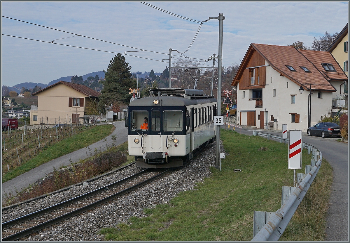 Zu meiner Überraschung und Freude war der MOB Be 4/4 1006 (ex Bipperlisi) als Regionalzug 2331 von Fontanivent nach Montreux unterwegs und konnte dank dem etwas abgedunkelten Licht bei Planchamp an einer nur am Vormittag zu nutzenden Fotostelle aus abgelichtet werden.

23. November 2020
