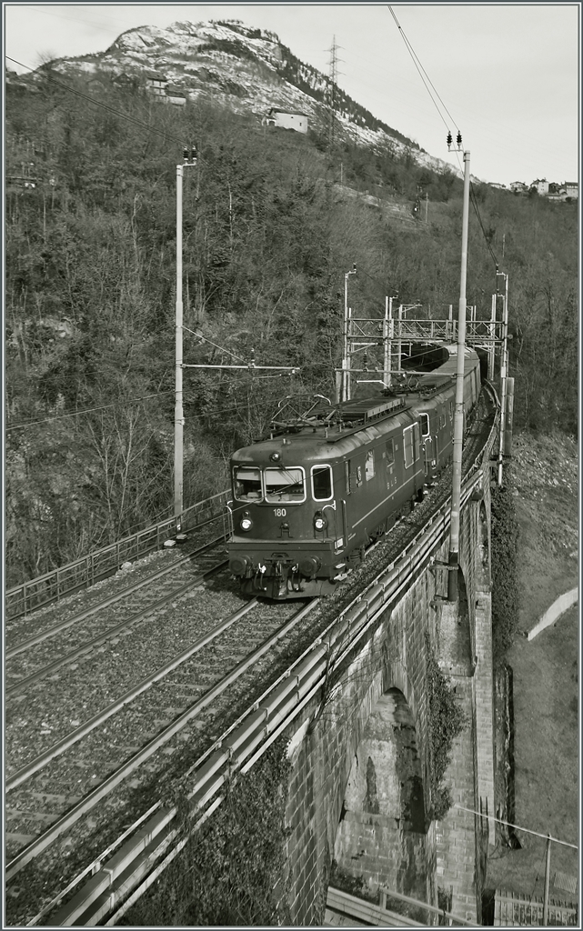 Zwei BLS Re 4/4 erreichen in Kürze den keinen Bahnhof Preglia auf der Simplon Südrampe. 
27. Jan. 2015